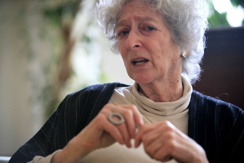 ARCHIVO - La autora Lore Segal durante una entrevista en Nueva York, el 19 de febrero de 2010. (Foto AP/Mary Altaffer, archivo)