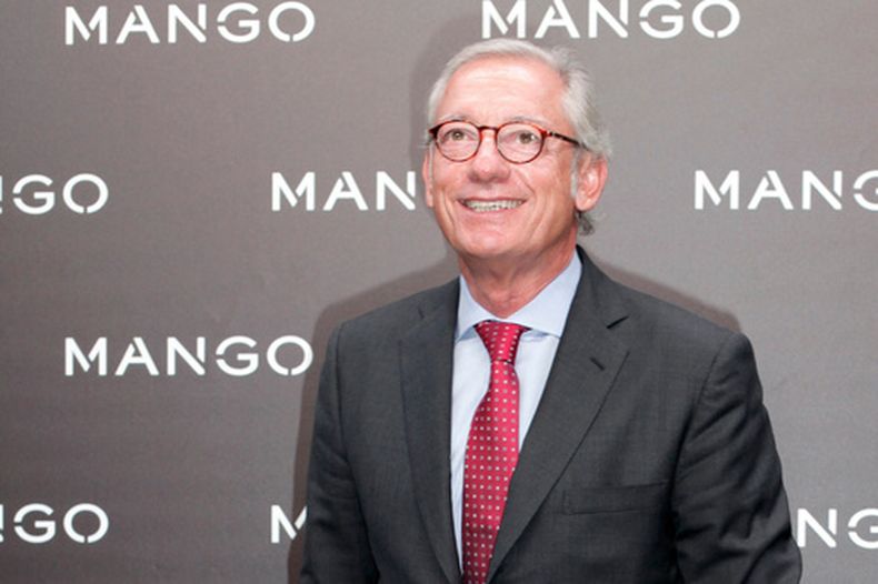 ARCHIVO - Isak Andic, fundador de la firma española de moda Mango, llega al desfile de Otoño-invierno 2011 de Mango en París, el martes 17 de mayo 2011. (AP Foto/Thibault Camus, Archivo)