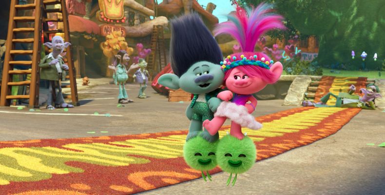 En esta imagen proporcionada por DreamWorks Animation, los personajes Branch con la voz de Justin Timberlake, centro izquierda, y Queen Poppy con la voz de Anna Kendrick, centro a la derecha, en una escena de la película animada Trolls Band Together. (DreamWorks Animation vía AP)