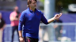 El argentino Mauricio Pochettino, de Estados Unidos, supervisa una práctica en Seattle el domingo 5 de julio de 2026 (AP Foto/Manu Fernández)