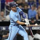 Ernie Clement, de los Azulejos de Toronto, batea un sencillo remolcador en el juego del martes 20 de junio de 2023, ante los Marlins de Miami (AP Foto/Lynne Sladky)