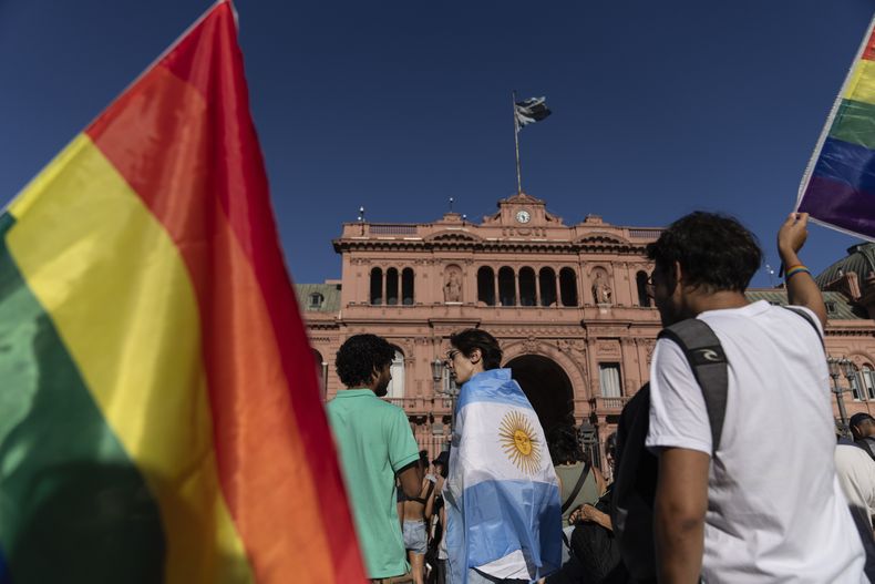 La gente se reúne en Buenos Aires, Argentina, el sábado 1 de febrero de 2025, para protestar contra el discurso del presidente Javier Milei en el Foro Económico Mundial de Davos, durante el cual criticó el progresismo enfermizo, el bienestar social, el feminismo, las políticas de identidad y la lucha contra el cambio climático. (Foto AP/Rodrigo Abd)