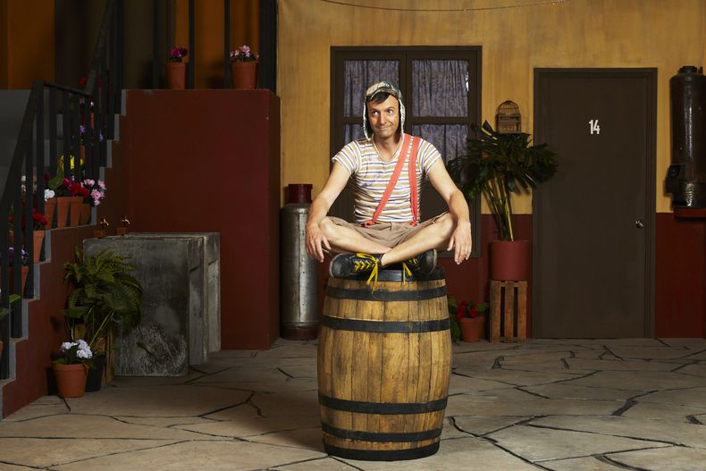 Esta imagen difundida por Warner Bros. Discovery muestra a Pablo Cruz en una escena de la serie Chespirito: Sin querer queriendo. (Warner Bros. Discovery via AP)