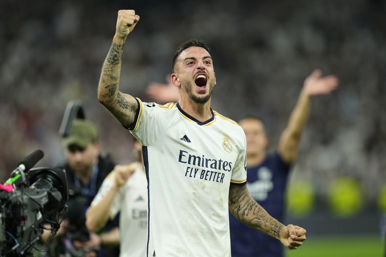 Joselu del Real Madrid celebra después de su equipo ganó el duelo de vuelta de las semifinales de la Liga de Campeones ante el Bayern Munich el miércoles 8 de mayo del 2024. (AP Foto/Jose Breton)