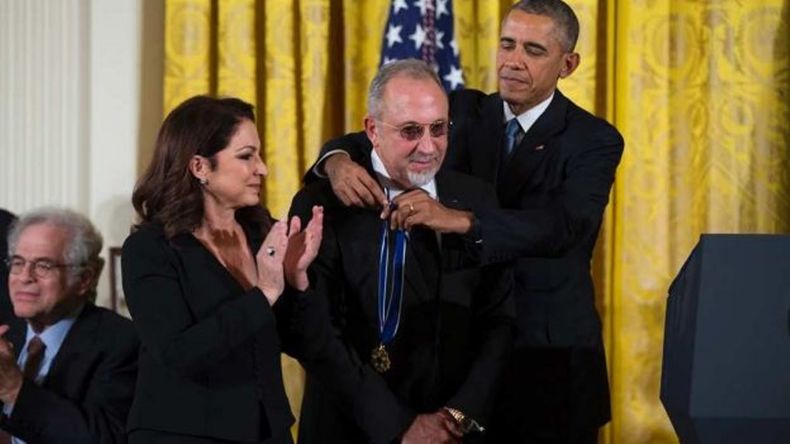 gloria estefan, emilio estefan, obama, medalla.jpg