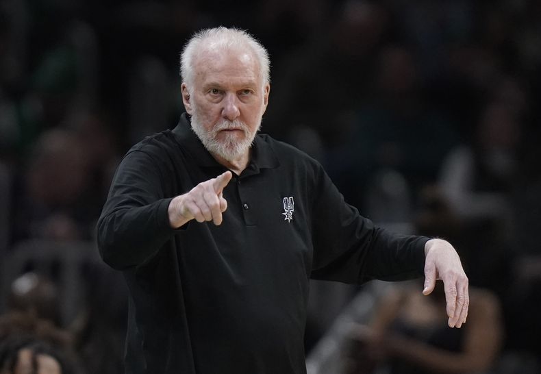 ARCHIVO - Foto del 26 de marzo del 2023, el entrenador de los Spurs de San Antonio Gregg Popovich señala desde la banca en el juego ante los Celtics de Boston. El sábado 8 de julio del 2023, los Spurs anuncian que Popovich firmó por otros cinco años. (AP Foto/Steven Senne, Archivo)