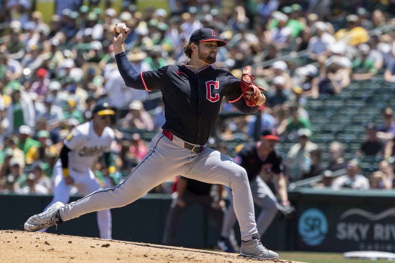 Slade Cecconi, de los Guardianes de Cleveland, lanza frente a los Atléticos durante la primera entrada del juego de béisbol de Grandes Ligas, el domingo 22 de junio de 2025, en West Sacramento, California. (AP Foto/Sara Nevis)