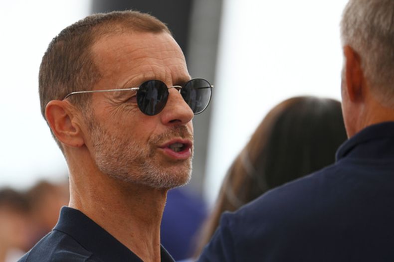 El presidente de la UEFA Aleksander Ceferin durante un evento con escolares tras una reunión del comité ejecutivo de la UEFA en Salónica, Grecia, el martes 15 de septiembre de 2026. (AP Foto/Giannis Papanikos)