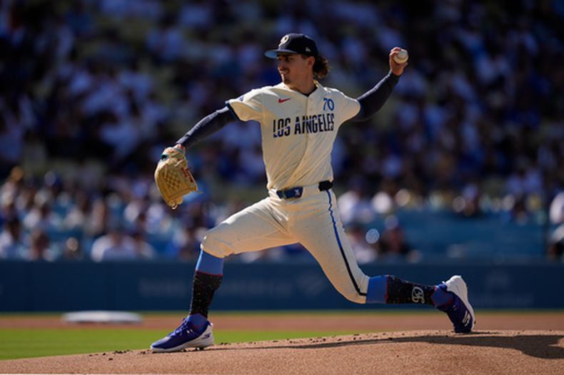 El abridor de los Dodgers de Los Ángeles, Justin Wrobleski, realiza un lanzamiento hacia el plato durante la primera entrada de un partido de béisbol contra los Cerveceros de Milwaukee, el sábado 15 de agosto de 2026, en Los Ángeles. (Foto AP/Mark J. Terrill)