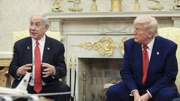 El primer ministro israelí Benjamin Netanyahu (izq) y el presidente estadounidense Donald Trump en su reunión en la Oficina Oval de la Casa Blanca en Washington el 7 de abril del 2025. (Pool via AP)