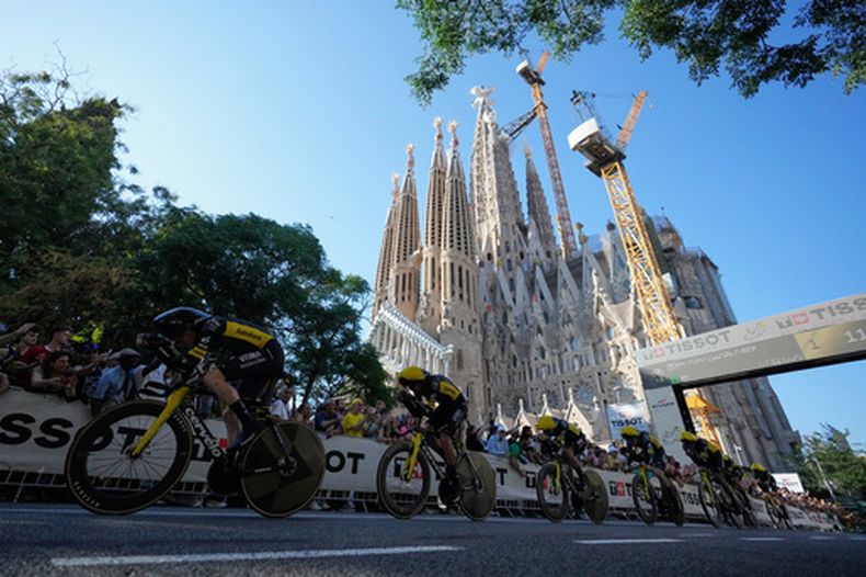 El Team Visma en acción durante la primera etapa de la carrera ciclista del Tour de Francia, una contrarreloj por equipos de 19.6 kilómetros (11.8 millas) con salida y meta en Barcelona, España, el sábado 4 de julio de 2026. (Foto AP/Mosaab Elshamy)