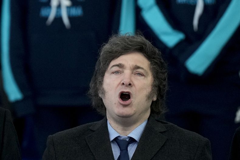 El presidente Javier Milei canta el himno nacional durante una ceremonia para los atletas que competirán en los Juegos Olímpicos de París, en Buenos Aires, Argentina, el viernes 5 de julio de 2024. (Foto AP/Natacha Pisarenko)