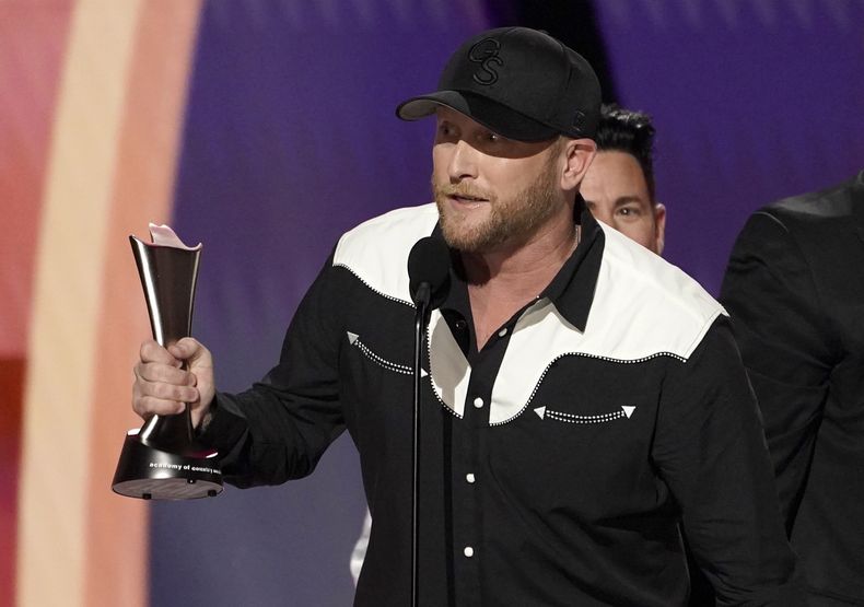 Cole Swindell recibe el premio a la canción del año por She Had Me at Heads Carolina en la 58a entrega anual de los Premios de la Academia de Música Country el jueves 11 de mayo de 2023, en el Ford Center en Frisco, Texas. (Foto AP/Chris Pizzello)
