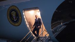 El presidente estadounidense Joe Biden llega al Aeropuerto Internacional Sky Harbor de Phoenix, el miércoles 27 de septiembre de 2023. (AP Foto/Evan Vucci)