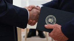 ARCHIVO - El presidente de Rusia, Vladímir Putin, y el enviado especial del presidente de Estado Unidos, Donald Trump, Steve Witkoff, se estrechan la mano durante su reunión en el Kremlin, en Moscú, el 6 de agosto de 2025. (Gavriil Grigorov, Sputnik, Kremlin Pool Foto via AP, Archivo)