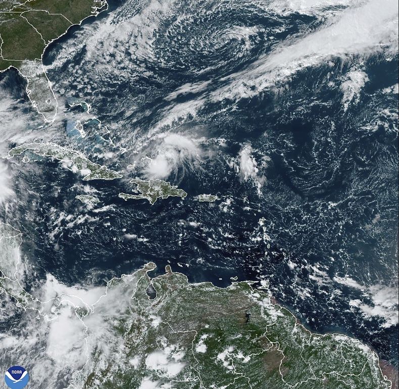 Esta imagen satelital proporcionada por la Oficina Nacional de Administración Oceánica y Atmosférica de Estados Unidos (NOAA, por sus siglas en inglés) muestra el huracán Oscar, el sábado 19 de octubre de 2024. (NOAA vía AP)