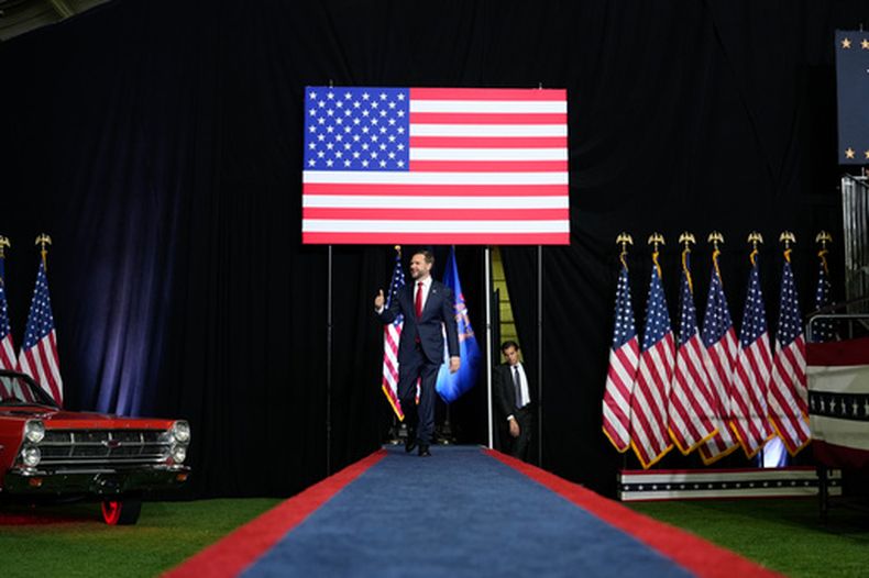 El vicepresidente de Estados Unidos, JD Vance, llega para hablar en un mitin de campaña en el LevelUp Training Complex en Monroe, Michigan, el jueves 15 de octubre 2026. (Daniel Heuer/Pool Foto via AP)