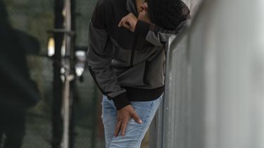 Un migrante espera en el Puerto de Entrada Internacional Gateway bajo custodia de la Oficina de Aduanas y Protección Fronteriza de Estados Unidos (CBP, por sus iniciales en inglés), el viernes 5 de mayo de 2023, en Brownsville, Texas. (AP Foto/Veronica G. Cardenas, Archivo)