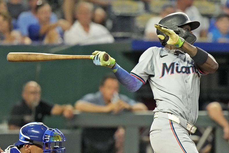 Jazz Chisholm Jr., de los Marlins de Miami, batea un sencillo productor en el juego del martes 25 de junio de 2024, ante los Reales de Kansas City (AP Foto/Charlie Riedel)