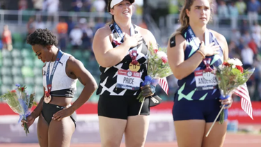 gwen berry le da la espalda a la bandera de estados unidos mientras sonaba el himno
