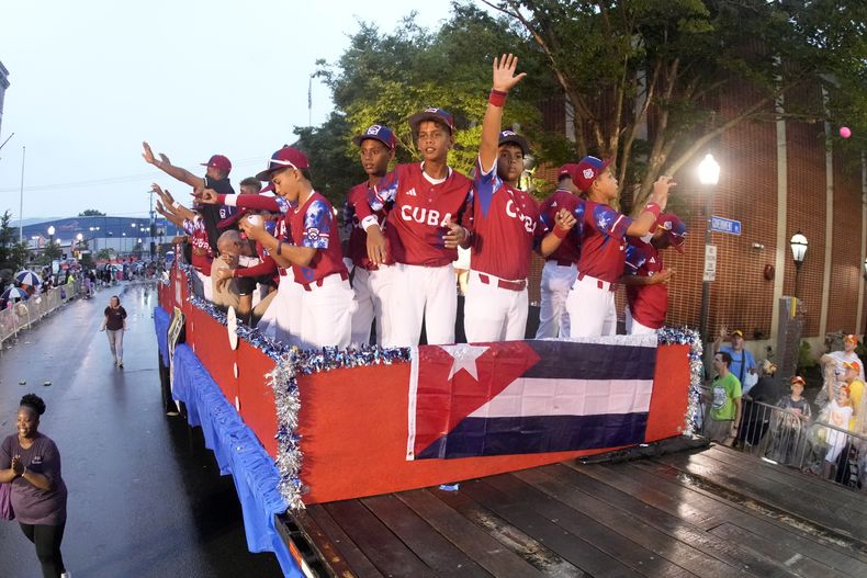 El equipo de Cuba en la Serie Mundial de Pequeñas Ligas durante el desfile de presentación en las calles de Williamsport, Pennsylvania, el lunes 14 de agosto de 2023. (AP Foto/Gene J. Puskar)