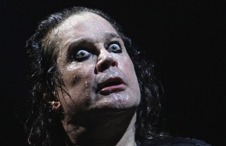 ARCHIVO - Ozzy Osbourne se presenta en su concierto Ozzy Scream Tour en Buenos Aires, Argentina, el 26 de marzo de 2011. (Foto AP/Natacha Pisarenko, archivo)