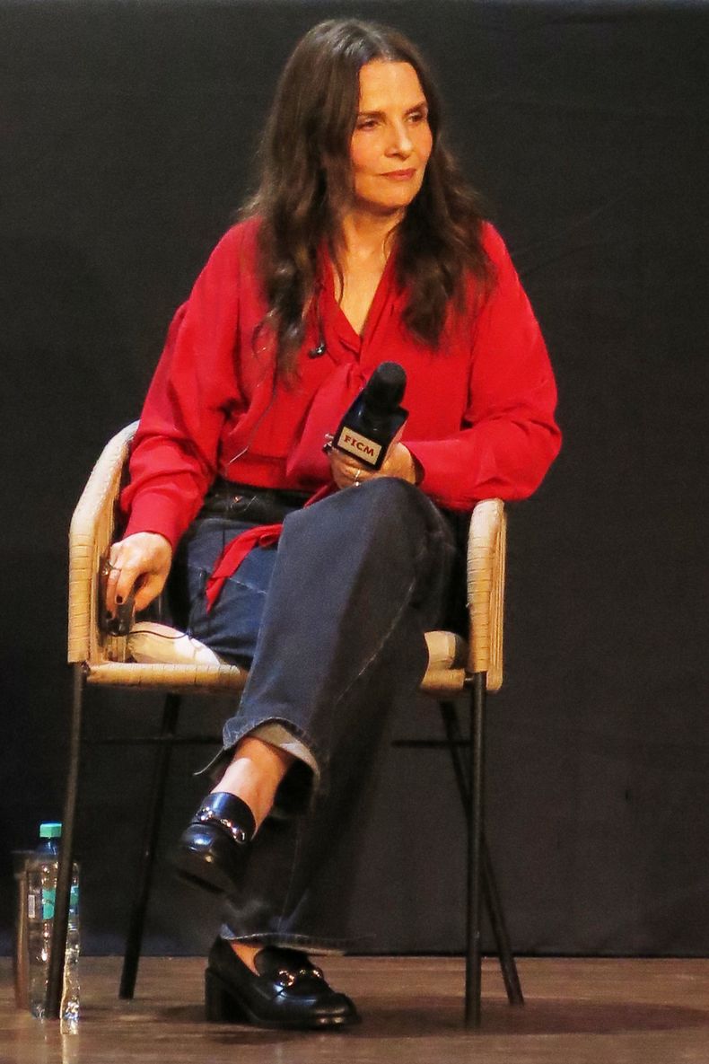 La actriz francesa Juliette Binoche habla durante una conferencia de prensa en el segundo día del Festival de Cine de Morelia, en Morelia, México, el sábado 11 de octubre de 2025. (Foto AP/Berenice Bautista)