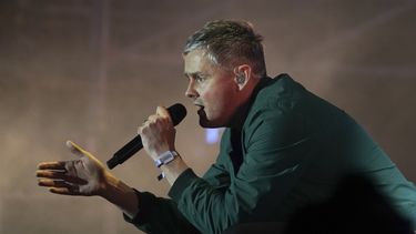 El vocalista Tom Chaplin de la banda de rock británica Keane durante su presentación en la 25ª edición del festival de música Vive Latino en la Ciudad de México, el domingo 16 de marzo de 2025. (Foto AP/Aurea Del Rosario)