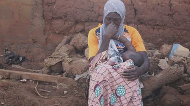 Una mujer en un lugar inundado tras fuertes lluvias en Mokwa, Nigeria, el 31 de mayo del 2025. (AP foto/Usman Salihu Mokwa)
