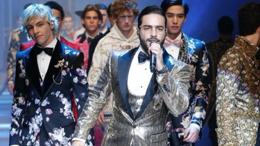 maluma hace historia al desfilar para dolce & gabbana... ¡con sorpresa incluida!