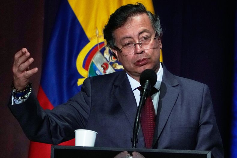 El presidente de Colombia, Gustavo Petro, habla en una ceremonia que conmemora el noveno aniversario de la firma del acuerdo de paz entre el Estado y las Fuerzas Armadas Revolucionarias de Colombia (FARC), en Bogotá, Colombia, el miércoles 26 de noviembre de 2025. (AP Foto/Fernando Vergara)