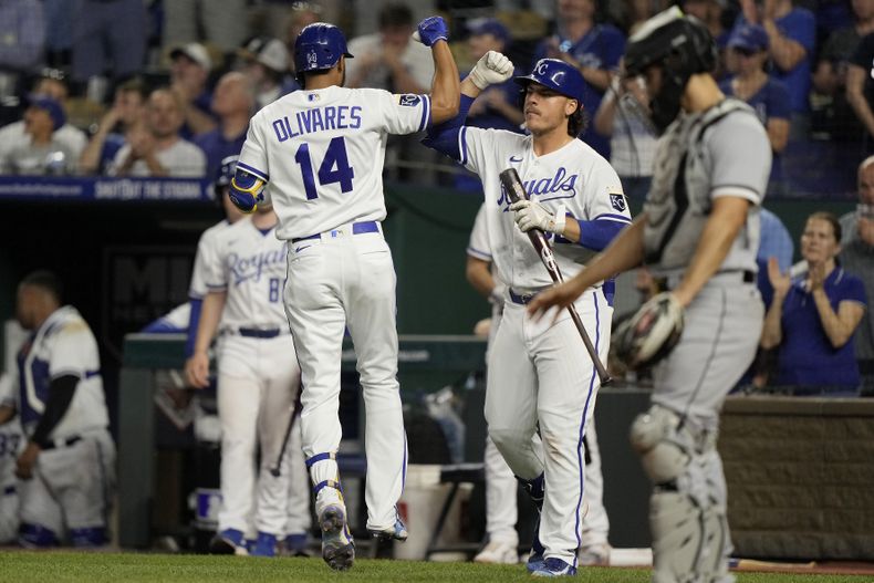 Edward Olivares (14), de los Reales de Kansas City, celebra con Nick Pratto después de un cuadrangular solitario durante la séptima entrada del juego de béisbol en contra de los Medias Blancas de Chicago, el miércoles 10 de mayo de 2023, en Kansas City, Missouri. (AP Foto/Charlie Riedel)
