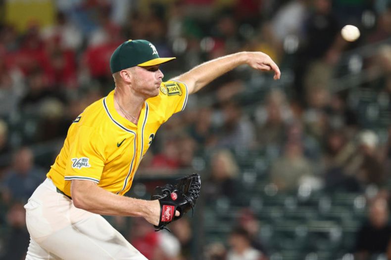 ARCHIVO — El lanzador Sean Newcomb, de los Atleticos de Oakland, lanza contra los Rojos de Cincinnati durante la novena entrada de un juego de béisbol el viernes 12 de septiembre de 2025, en West Sacramento, California. (AP Photo/Sara Nevis, Archivo)