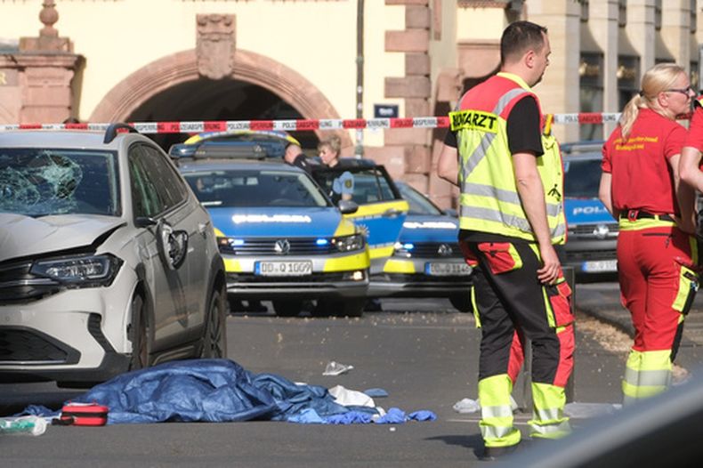 Personal de rescate se encuentra junto a un vehículo dañado que atropelló a varias personas en Leipzig, Alemania, el lunes 4 de mayo de 2026. (Sebastian Willnow/dpa vía AP)