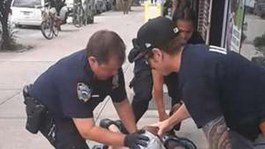 americateve | El hombre identificado como Eric Garner, de 43 años de edad, sufría de asma y pesaba 400 libras. Un transeúnte grabó el momento en el que estaba siendo asfixiado por el policía.
