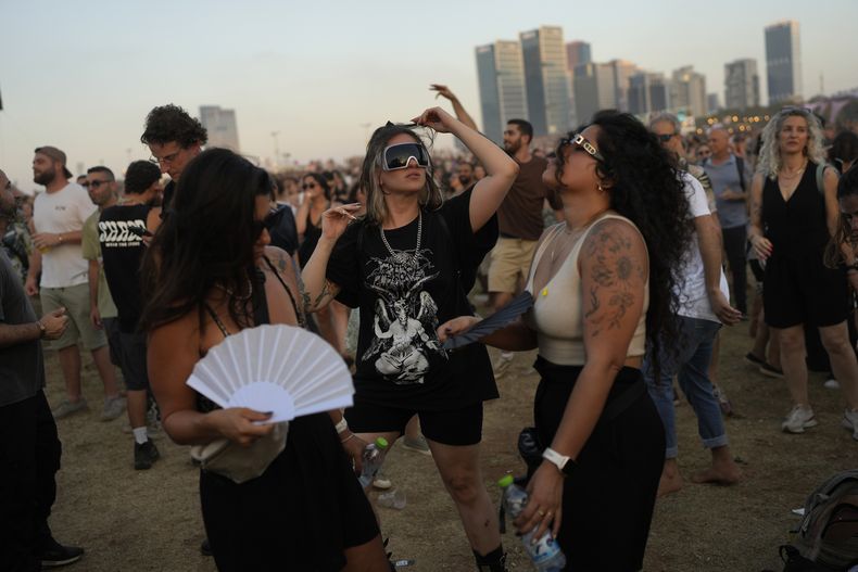 Personas bailan en el concierto Nova Healing en Tel Aviv, Israel, el jueves 27 de junio de 2024. Esta fue la primera reunión masiva de Tribe of Nova desde el ataque de Hamas del 7 de octubre de 2023 que dejó a cientos de heridos y secuestrados en el festival de música Nova. (Foto AP/Ohad Zwigenberg)