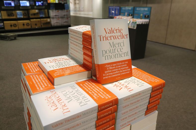 Pila de ejemplares del libro de la ex primera dama francesa Valerie Trierweiler "Merci pour ce moment" (Gracias por este momento) en una librer&iacute;a parisina, jueves 4 de septiembre de 2014. La ex compa&ntilde;era del presidente Francois Hol