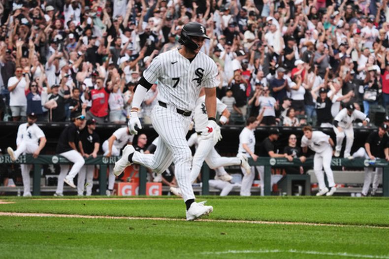 Jacob Gonzalez, de los Medias Blancas de Chicago, corre después de batear el sencillo con el que su equipo dejó tendidos en el campo a los Reales de Kansas City durante la novena entrada del juego de béisbol de Grandes Ligas, el sábado 27 de junio de 2026, en Chicago. (AP Foto/David Banks)