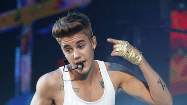 americateve | El cantante canadiense Justin Bieber durante un concierto en el escenario Bercy en par&iacute;s, el 19 de marzo de 2013. Bieber es de nuevo objeto de una investigaci&oacute;n de la polic&iacute;a en Los Angeles acusado de lanzar huevos contra la casa de u