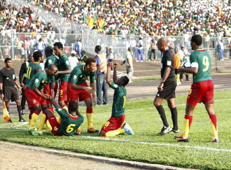 Los jugadores de la selecci&oacute;n de Camer&uacute;n celebran uno de sus goles en el partido del domingo 17 de noviembre de 2013, frente a T&uacute;nez, que sell&oacute; su clasificaci&oacute;n al Mundial (AP Foto/Nicodeme Mbouza)