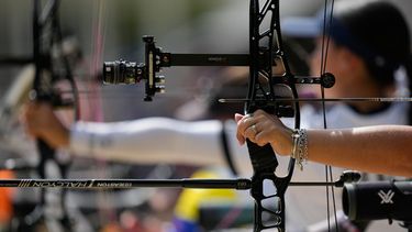 Las atletas compiten en la ronda clasificatoria del tiro con arco de los Juegos Centroamericanos y del Caribe, el viernes 24 de julio de 2026, en Santo Domingo. (AP Foto/Fernando Vergara)
