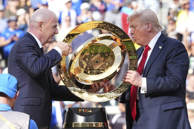 El presidente estadounidense, Donald Trump (derecha), y el presidente de la FIFA, Gianni Infantino, cargan el trofeo tras la final del Mundial de Clubes, el domingo 13 de julio de 2025, en East Rutherford, Nueva Jersey. (AP Foto/Jacquelyn Martin)