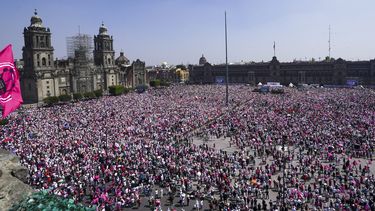 Una multitud participa en una marcha convocada por organizaciones ciudadanas para exigir que se respete la autonomía electoral en las próximas elecciones generales, el domingo 18 de febrero de 2024, en la Ciudad de México. (AP Foto/Marco Ugarte)