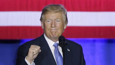 Trump menciona posibilidad de quitar licencia a NBC News