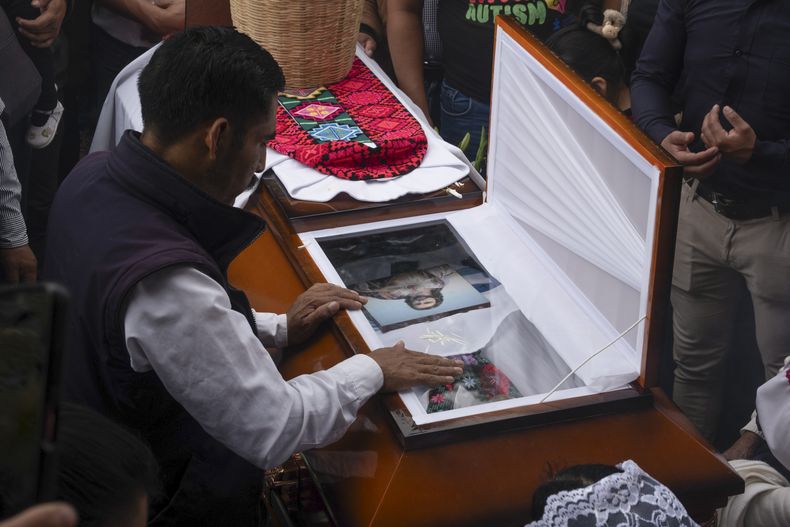 Un vecino presenta sus respetos al sacerdote y activista católico asesinado, Marcelo Pérez, durante su entierro en la iglesia de San Andrés Larráinzar, estado de Chiapas, México, el martes 22 de octubre de 2024. (Foto AP/Isabel Mateos)
