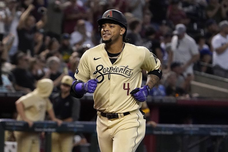 El dominicano Ketel Marte de los Diamondbacks de Arizona sonríe mientras corre hacia el plato luego de conectar un cuadrangular de dos carreras ante los Cachorros de Chicago en la 6ta entrada del juego en Phoenix. Domingo 17 de septiembre de 2023. (AP Foto/Darryl Webb)