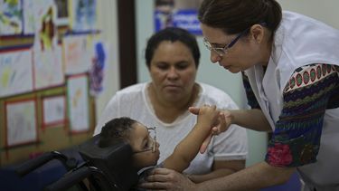 “Niños del zika” en Brasil van a escuela, otros sobreviven