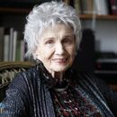 ARCHIVO - La autora canadiense Alice Munro es fotografiada durante una entrevista en Victoria, B.C. Martes, 10 de diciembre de 2013. Munro, el gigante literario canadiense que se convirtió en uno de los autores contemporáneos más estimados del mundo y uno de los cuentistas más honrados de la historia, falleció a los 92 años. (Chad Hipolito/The Canadian Press via AP, archivo)