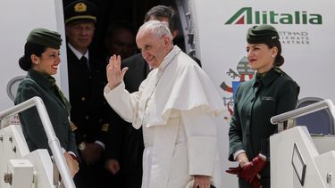 ARCHIVO - En esta imagen, tomada el 12 de mayo de 2017, el papa Francisco sostiene una maleta mientras saluda al embarcar en un vuelo a Monte Real, Portugal, desde el aeropuerto internacional Leonardo Da Vinci, en Fiumicino, Italia. (AP Foto/Gregorio Borgia, archivo)