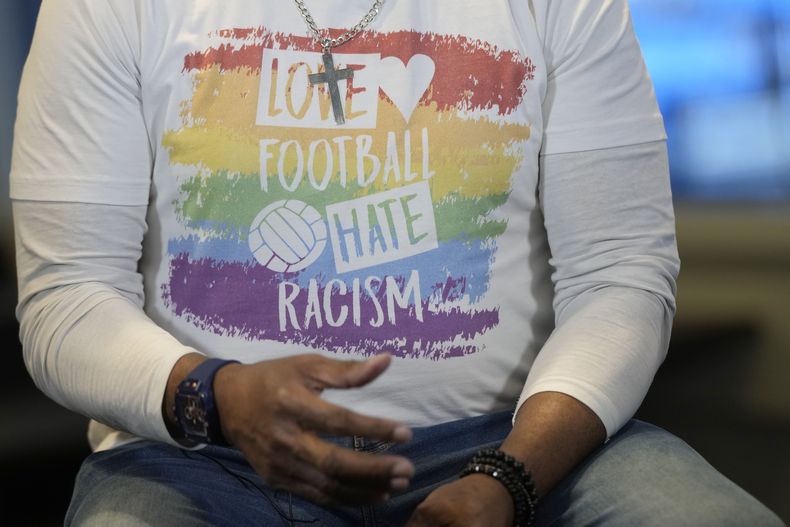 En foto del 2 de mayo del 2023, el exjugador del Chelsea Paul Canoville posa en entrevista con una camiseta que dice: Ama el Fútbol, Odio al Racismo. (AP Foto/Alastair Grant)
